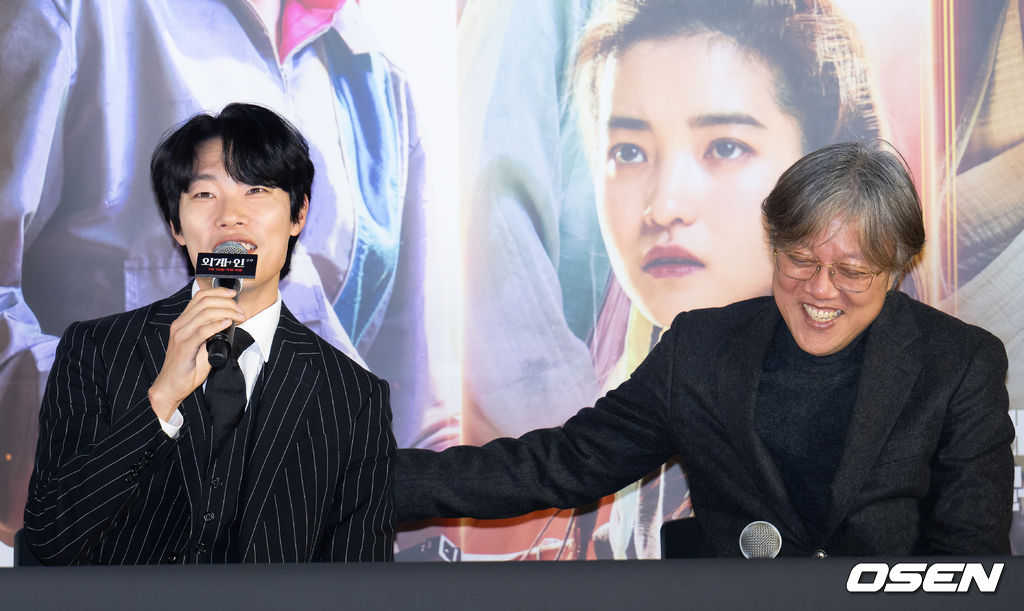 3일 오후 서울 용산구 한강대로 CGV 용산아이파크몰에서 영화 ‘외계+인 2부’ 언론시사회가 열렸다. 배우 조우진이 취재진을 향해 포즈를 취하고 있다. 2024.01.03 / ksl0919@osen.co.kr