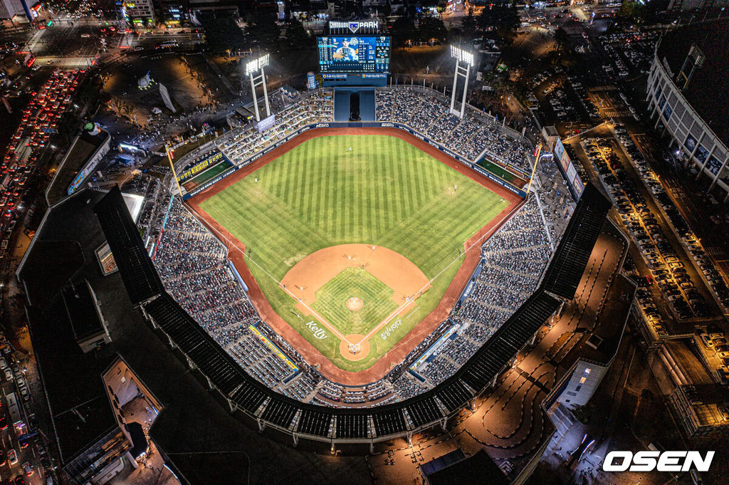 2일창원 NC파크에서 2023 신한은행 SOL KBO 포스트시즌 플레이오프 NC 다이노스와 KT 위즈의 3차전 경기가 열렸다. 창원NC파크를 가득 메운 팬들이 응원을 하고 있다. 2023.11.02 / foto0307@osen.co.kr