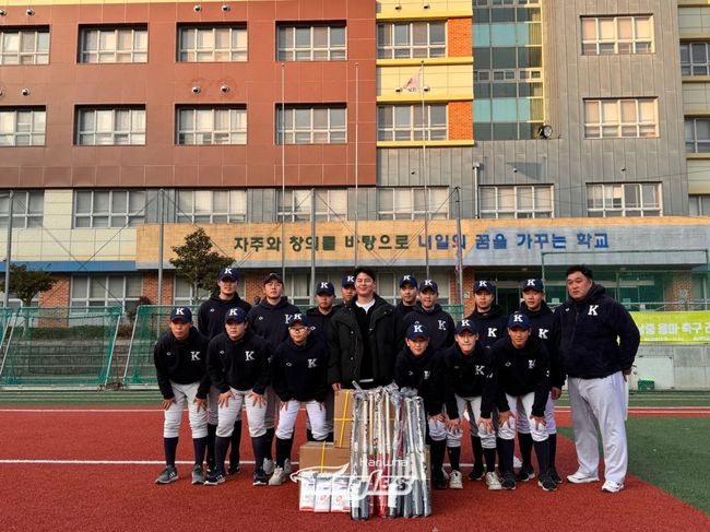 한화 노시환이 모교 경남중을 찾아 야구 용품을 기부했다. /한화 이글스 제공