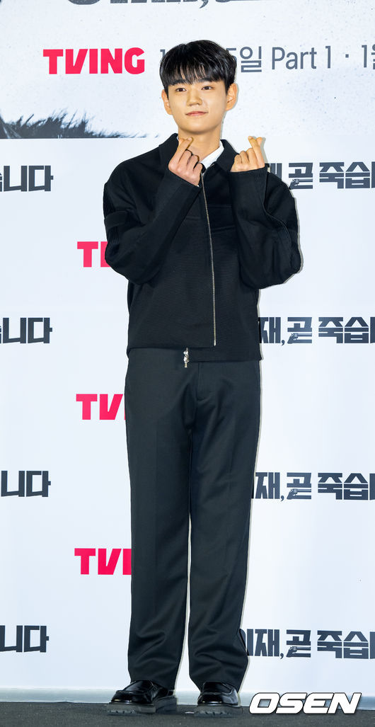 무대 위에서 배우 김강훈이 포토타임을 갖고 있다. 2023.12.13 / rumi@osen.co.kr