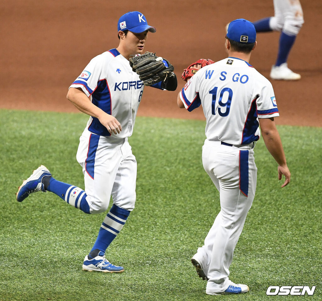 8일 오후 서울 고척스카이돔에서 '2019 세계야구소프트볼연맹(WBSC) 프리미어12' 예선 C조 대한민국과 쿠바의 경기가 열렸다.7회초 쿠바 공격을 무실점으로 막아낸 한국 투수 고우석이 더그아웃으로 향하며 유격수 김하성과 인사를 나누고 있다. 2019.11.08 