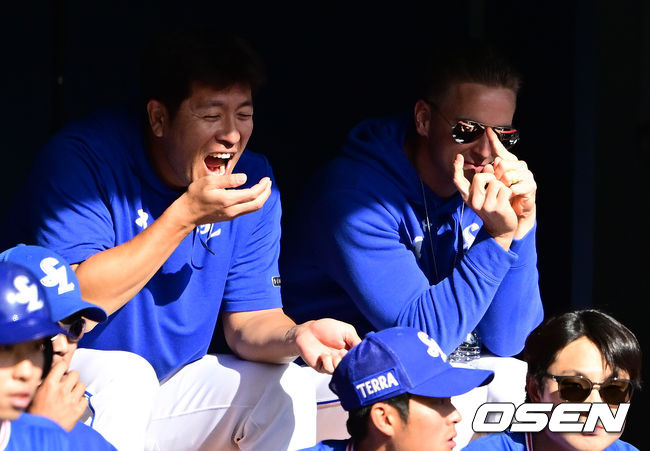 9회 공수교대, 삼성 뷰캐넌이 응원 노래에 맞춰 댄스를 선보이며 강민호와 즐거워하고 있다. 2023.03.26 /jpnews@osen.co.kr