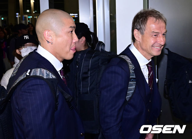 2일 오후 위르겐 클린스만 감독이 이끄는 한국 축구대표팀이 아시아축구연맹(AFC) 카타르 아시안컵을 앞두고 전지훈련을 위해 인천국제공항을 통해 아랍에미리트(UAE) 두바이로 출국했다. 대표팀 클린스만 감독, 차두리 코치가 출국장으로 향하고 있다. 2024.01.02 / ksl0919@osen.co.kr