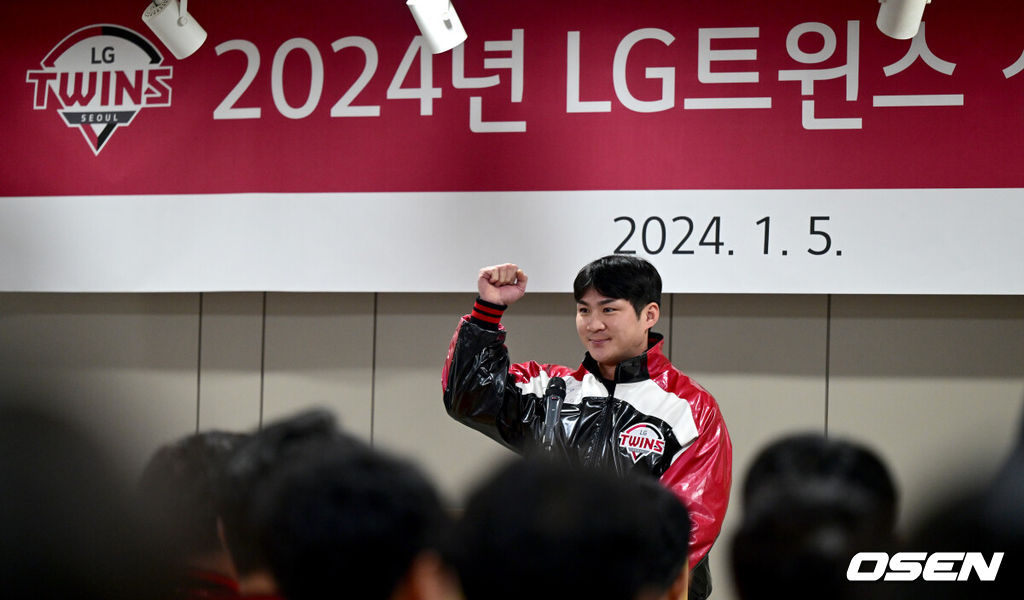 5일 오후 서울 잠실야구장에서 LG 트윈스 2024년 선수단 신년인사회가 진행됐다.LG 주장 오지환이 신년 인사를 전하고 있다. 2024.01.05 / dreamer@osen.co.kr