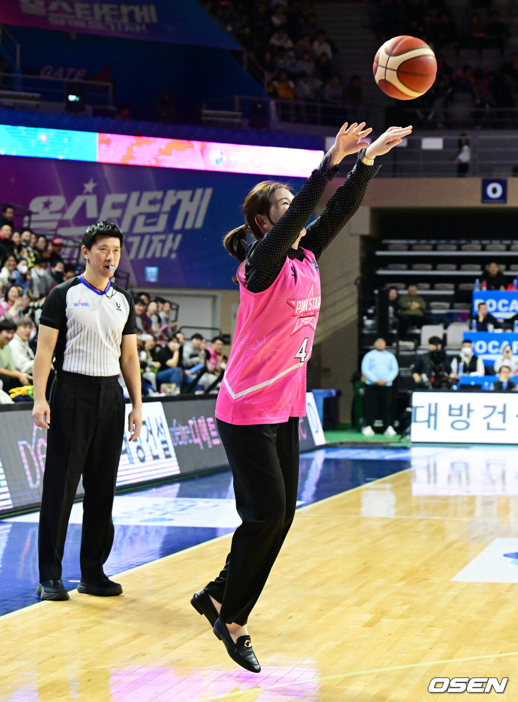 7일 오후 충청남도 아산 이순신체육관에서 ‘우리은행 우리WON 2023~2024 여자프로농구 올스타 페스티벌’이 열렸다.핑크스타 박정은 감독이 3점슛을 성공시키고 있다. 2024.01.07 / jpnews.osen.co.kr