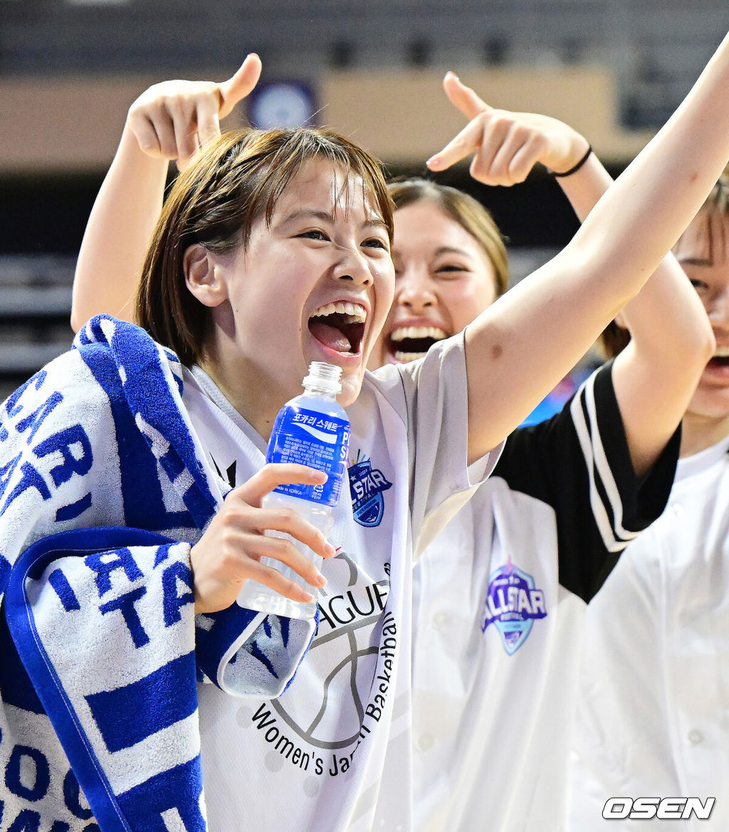 7일 오후 충청남도 아산 이순신체육관에서 ‘우리은행 우리WON 2023~2024 여자프로농구 올스타 페스티벌’이 열렸다.일본 미츠비시전기 카사기 하루나가 3점슛 콘테스트에서 우승을 차지하며 동료선수들과 기뻐하고 있다. 2024.01.07 / jpnews.osen.co.kr