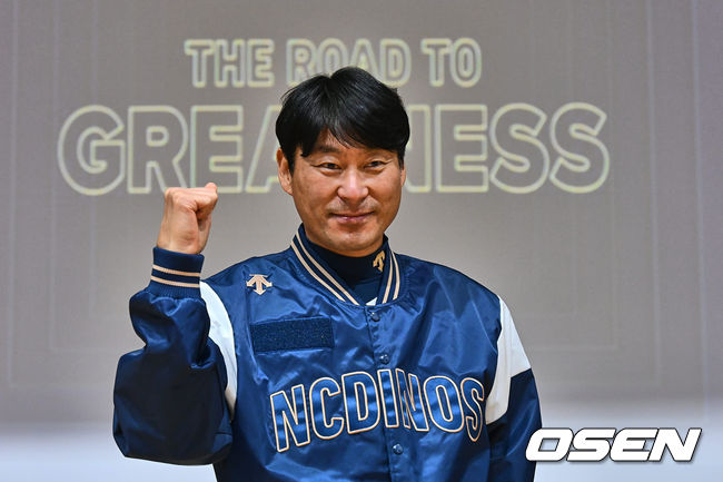 NC 다이노스 강인권 감독이 2024년 캐치프레이즈 ‘THE ROAD TO GREATNESS’ 앞에서 선전을 다짐하며 포즈를 취하고 있다. 2024.01.08 / foto0307@osen.co.kr