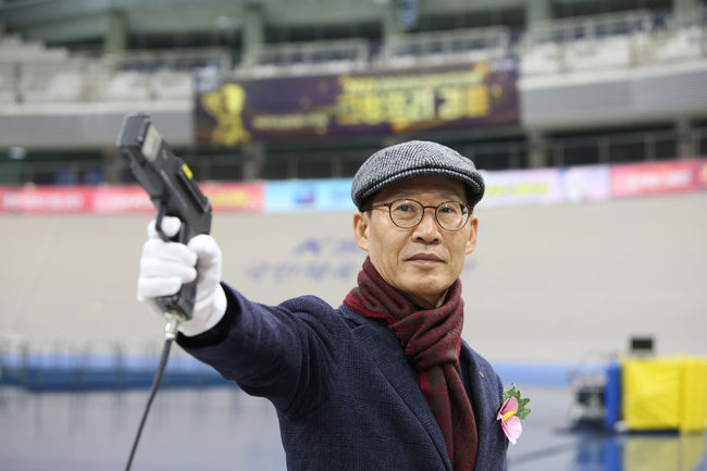 조현재 국민체육진흥공단 이사장이 그랑프리 경륜 결승전 출발을 위한 시총을 하고 있다.