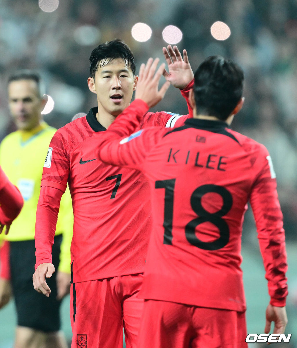 위르겐 클린스만 감독이 이끄는 대한민국 축구 대표팀과 싱가포르의 2026 북중미 월드컵 아시아 2차 예선 C조 1차전이 16일 서울 마포구 서울월드컵경기장에서 열렸다.후반 이강인이 대한민국이 5-0으로 앞서가는 골을 넣은 뒤 손흥민과 기뻐하고 있다. 2023.11.16 /cej@osen.co.kr