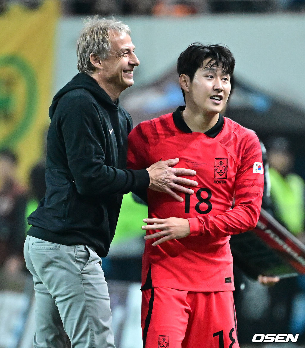 위르겐 클린스만 감독이 이끄는 대한민국 축구 국가대표팀이 13일 오후 8시 서울월드컵경기장에서 튀니지와 국가대표 친선경기서 이강인의 2골 1도움 슈퍼 활약을 앞세워 4-0으로 승리했다.후반 대한민국 이강인이 멀티골을 넣고 교체되며 클린스만 감독과 기뻐하고 있다. 2023.10.13 /jpnews@osen.co.kr