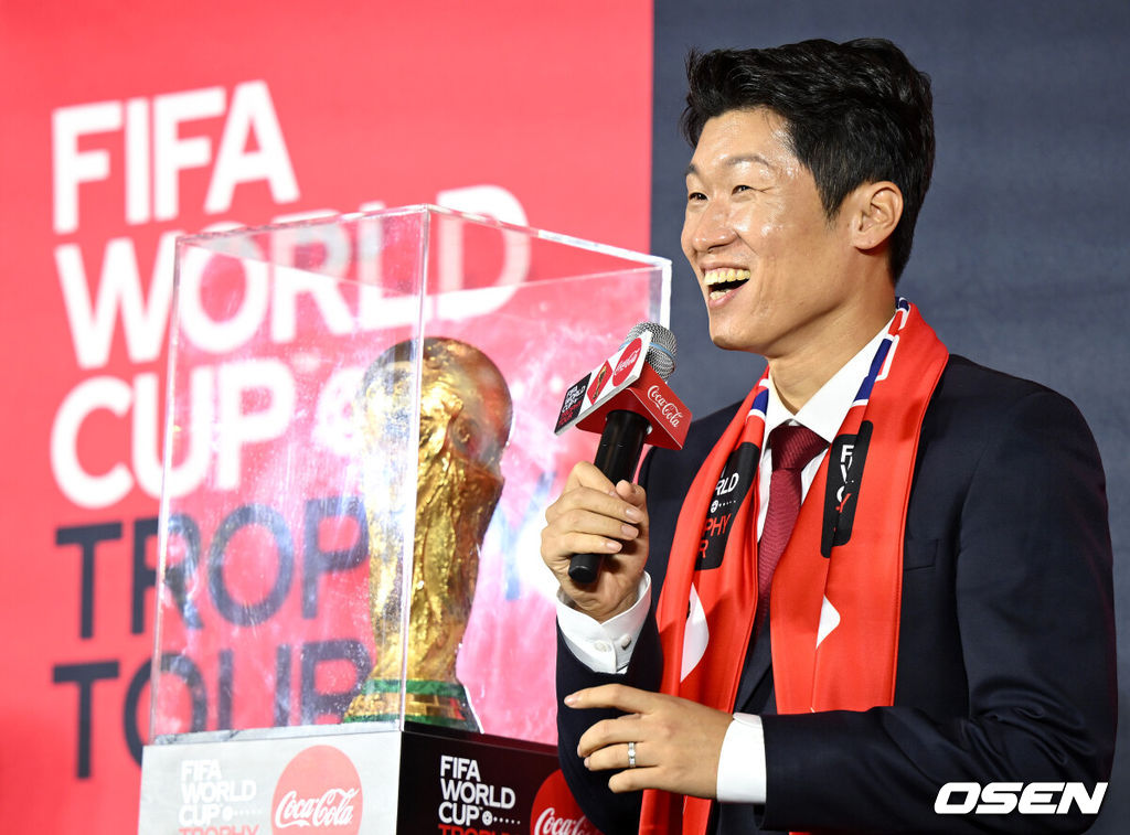 24일 오후 서울 여의도 더현대 서울에서 'FIFA 월드컵 카타르 2022 트로피 투어' 행사가 열렸다.'FIFA 월드컵 트로피 투어'는 FIFA 월드컵의 성공적인 개최를 기원하기 위해 전 세계 축구 팬들을 만나는 행사로 올해에는 본선 진출국을 포함한 전 세계 51개국을 방문한다.한국 축구 레전드 박지성이 사회자의 질문에 답하며 미소짓고 있다. 2022.08.24 / dreamer@osen.co.kr