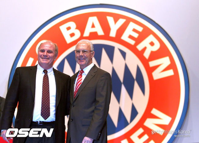 MUNICH, GERMANY - NOVEMBER 27:  Uli Hoeness (L), manager of Bayern Muenchen pose with Franz Beckenbauer (R), CEO of Bayern Muenchen pior the FC Bayern Muenchen general meeting at the Neue Messe Munich on November 27, 2009 in Munich, Germany.  (Photo by Alexander Hassenstein/Bongarts/Getty Images)