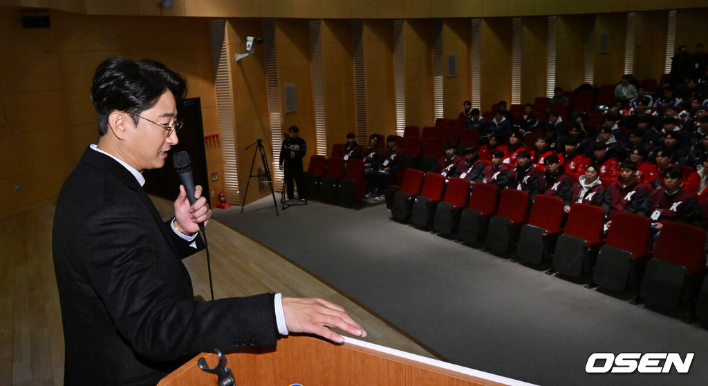 9일 오전 대전 유성구 DCC대전컨벤션센터 ‘2024 KBO 신인 오리엔테이션’ 행사가 열렸다.박용택 해설 위원이 프로야구 각 구단 신인 선수들에게 인사말을 전하며 선수단 소양 교육을 시작하고 있다. 2024.01.09 / rumi@osen.co.kr