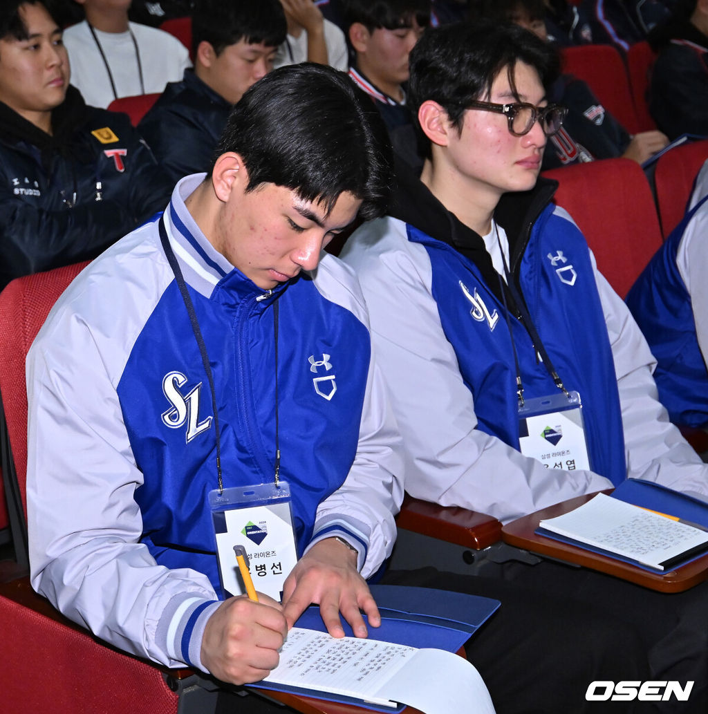 9일 오전 대전 유성구 DCC대전컨벤션센터 ‘2024 KBO 신인 오리엔테이션’ 행사가 열렸다.박용택 해설 위원이 선수단 소양 교육을 할때 삼성 유병선이 필기를 하며 교육을 받고 있다. 2024.01.09 / rumi@osen.co.kr