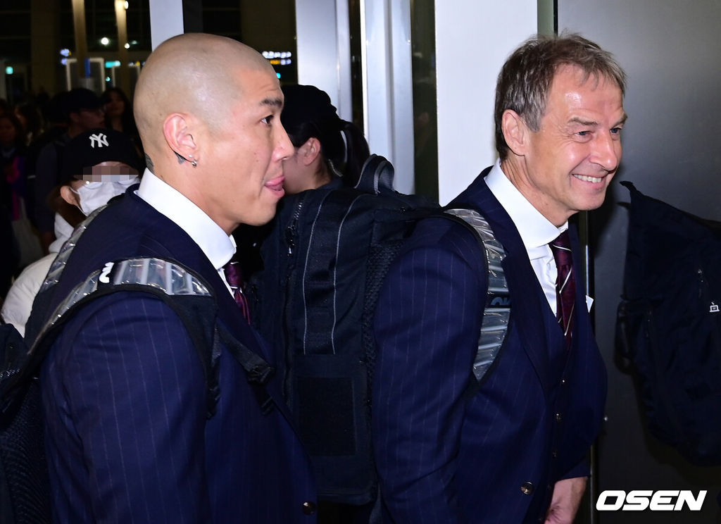 2일 오후 위르겐 클린스만 감독이 이끄는 한국 축구대표팀이 아시아축구연맹(AFC) 카타르 아시안컵을 앞두고 전지훈련을 위해 인천국제공항을 통해 아랍에미리트(UAE) 두바이로 출국했다. <br /><br />대표팀 클린스만 감독, 차두리 코치가 출국장으로 향하고 있다. 2024.01.02 / ksl0919@osen.co.kr