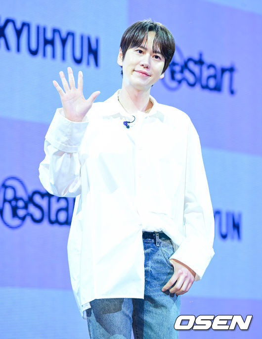 9일 오후 서울 한남동 블루스퀘어 마스터카드홀에서 가수 규현 EP 'Restart' 발매 기념 쇼케이스가 열렸다.<br /><br />규현이 포토타임을 하고 있다. 2024.01.09 / jpnews.osen.co.kr<br />