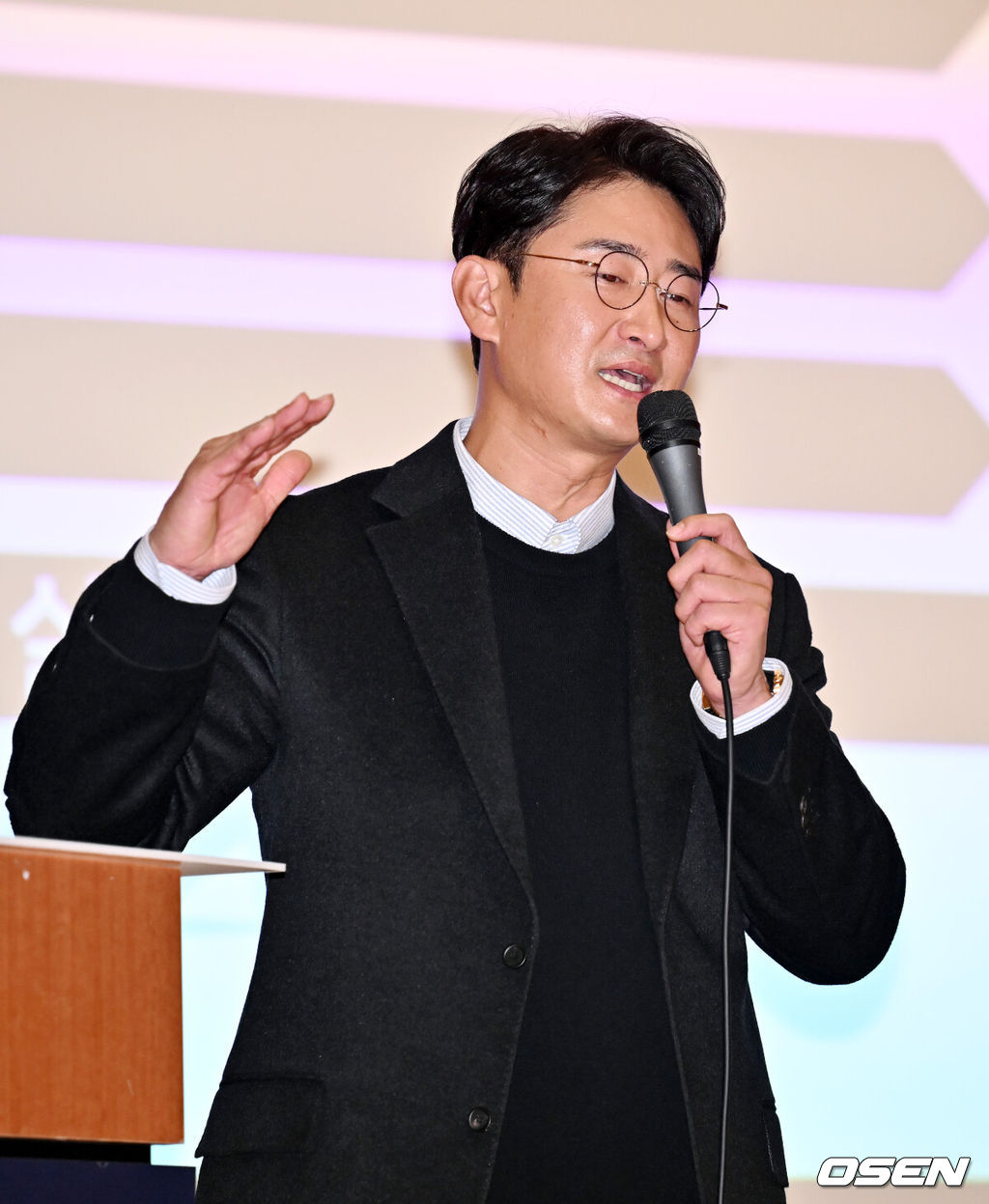 9일 오전 대전 유성구 DCC대전컨벤션센터 ‘2024 KBO 신인 오리엔테이션’ 행사가 열렸다.박용택 해설 위원이 프로야구 각 구단 신인 선수들에게 인사말을 전하며 선수단 소양 교육을 시작하고 있다. 2024.01.09 / rumi@osen.co.kr