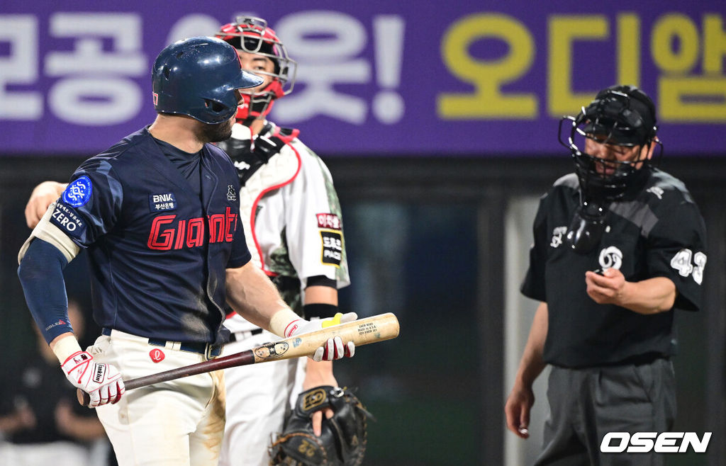 롯데 렉스가 삼진 아웃된 뒤 심판에게 볼 판정을 어필하고 있다. 2023.06.22 /ksl0919@osen.co.kr