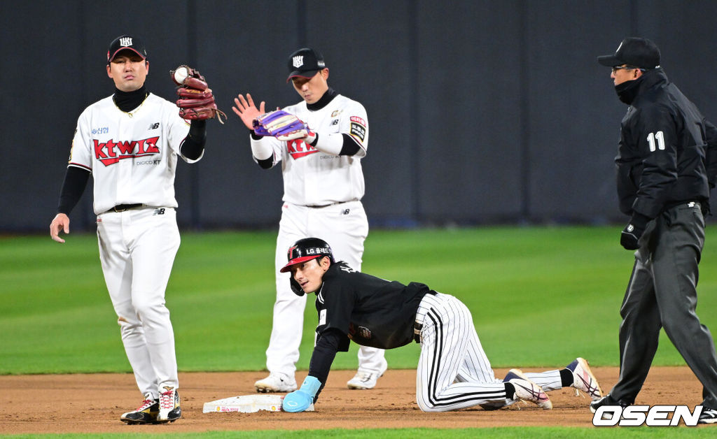 10일 오후 수원 KT위즈파크에서 ‘2023 신한은행 SOL KBO 포스트시즌 한국시리즈’ 3차전 KT 위즈와 LG 트윈스의 경기가 열렸다. 6회초 1사 1루 상황 LG 홍창기 타석 때 주자 신민재가 2루 도루를 시도했지만 KT 2루수 김상수의 태그에 걸려 아웃된 뒤 아쉬워하고 있다. 2023.11.10 / dreamer@osen.co.kr