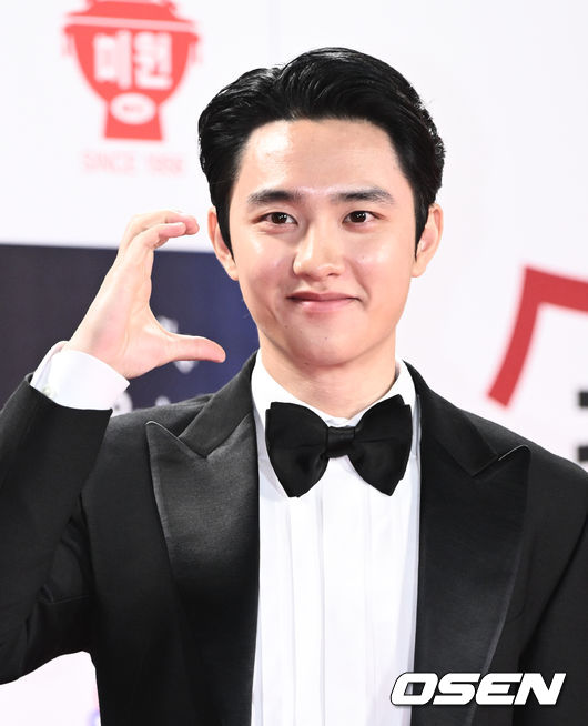 배우 도경수가 레드카펫을 밟으며 포즈를 취하고 있다. 2023.11.24 /cej@osen.co.kr