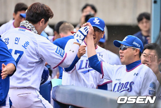 삼성 라이온즈 강민호가 1회말 2사 3루 좌중간 가르는 2점 홈런을 치고 박진만 감독과 하이파이브를 하고 있다. 2023.07.04 / foto0307@osen.co.kr