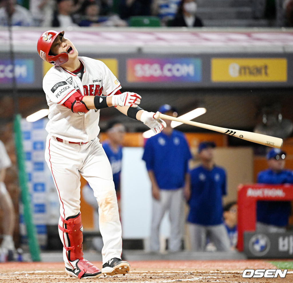 SSG 김민식이 중견수 플라이 아웃으로 물러나며 아쉬워하고 있다. 2023.05.31 /rumi@osen.co.kr