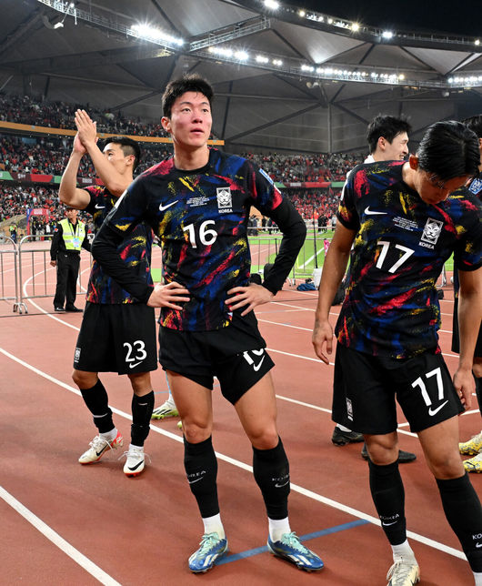 한국이 손흥민(31, 토트넘)의 멀티 골로 중국을 완벽하게 제압했다.위르겐 클린스만 감독이 이끄는 대한민국 축구 국가대표팀은 21일 오후 9시 중국 선전의 선전 유니버시아드 스포츠센터에서 열린 2026 국제축구연맹(FIFA) 아시아지역 2차예선 조별리그 C조 2차전에서 중국과 맞대결을 펼쳐 3-0으로 완승했다. 이로써 한국은 승점 6점(2승)으로 C조 1위를 지켰다. 승점 추가에 실패한 중국은 3점(1승 1패)으로 3위에 자리했다.경기 종료 후 대한민국 황의조가 관중석을 향해 인사를 하고 있다. 2023.11.21 /sunday@osen.co.kr