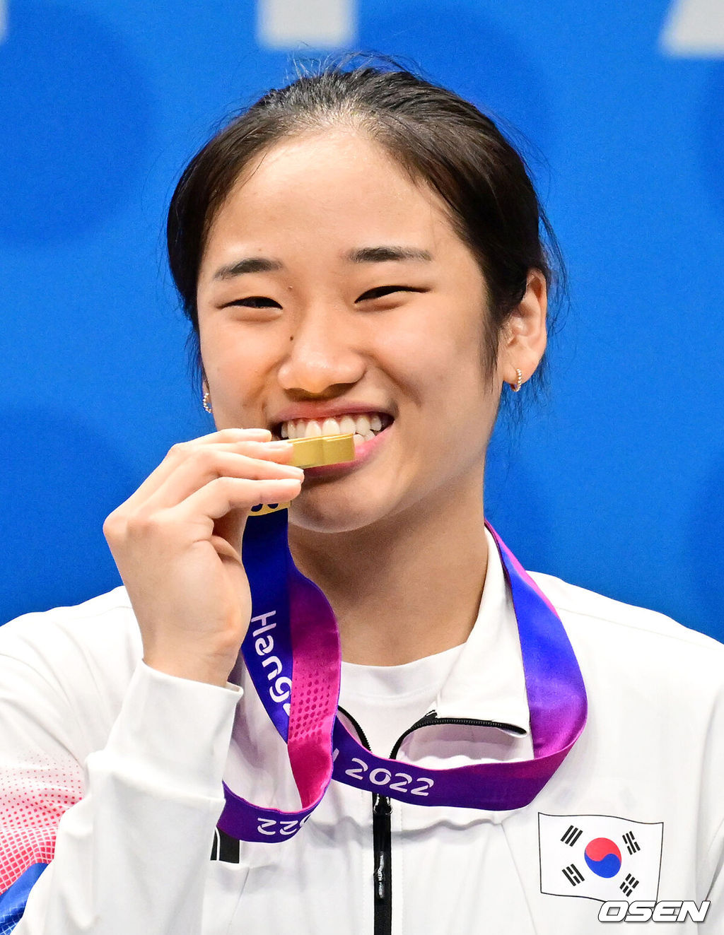 한국 여자 배드민턴이 홈팀 중국을 잡고 29년 만에 단체전 금메달을 목에 걸었다.대한민국 배드민턴 대표팀은 1일(한국시간) 중국 항저우의 빈장 체육관에서 열린 2022 항저우 아시안게임 배드민턴 여자 단체전 결승에서 3-0으로 중국 제압, 금메달을 따냈다.배드민턴 안세영이 금메달과 함께 포즈를 취하고 있다. 2023.10.01 / dreamer@osen.co.kr