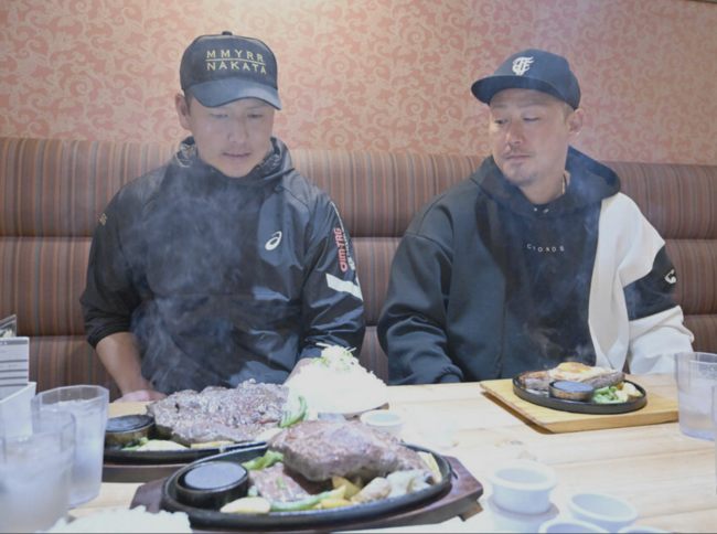 아키히로 유토(왼쪽)와 나카타 쇼 / 닛칸스포츠 홈페이지