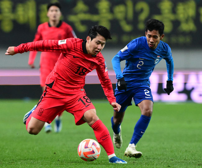 '닥공 축구'가 통했다. 한국이 싱가포르의 두 줄 수비를 깨부수고 6만여 홈팬들 앞에서 골 폭죽을 터트렸다.위르겐 클린스만 감독이 이끄는 한국 축구대표팀은 16일 오후 8시 서울월드컵경기장에서 열린 2026 국제축구연맹(FIFA) 북중미 월드컵 아시아지역 2차 예선 1차전에서 싱가포르를 5-0으로 대파했다.후반 한국 이강인이 드리블을 하고 있다. 2023.11.16 /cej@osen.co.kr