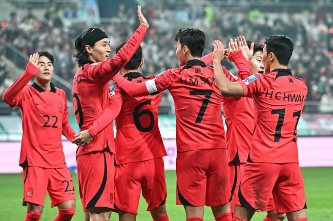 위르겐 클린스만 감독이 이끄는 대한민국 축구 대표팀과 싱가포르의 2026 북중미 월드컵 아시아 2차 예선 C조 1차전이 16일 서울 마포구 서울월드컵경기장에서 열렸다.후반 황희찬이 추가골을 넣고 기뻐하고 있다.  2023.11.16 / soul1014@osen.co.kr