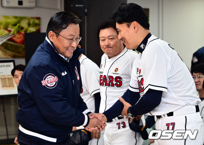 두산 베어스 시무식 겸 창단 기념일 행사가 15일 오전 서울 잠실야구장에서 열렸다.고영섭 두산 베어스 대표이사와 이승엽 감독이 인사를 나누고 있다. 2024.01.15/cej@osen.co.kr