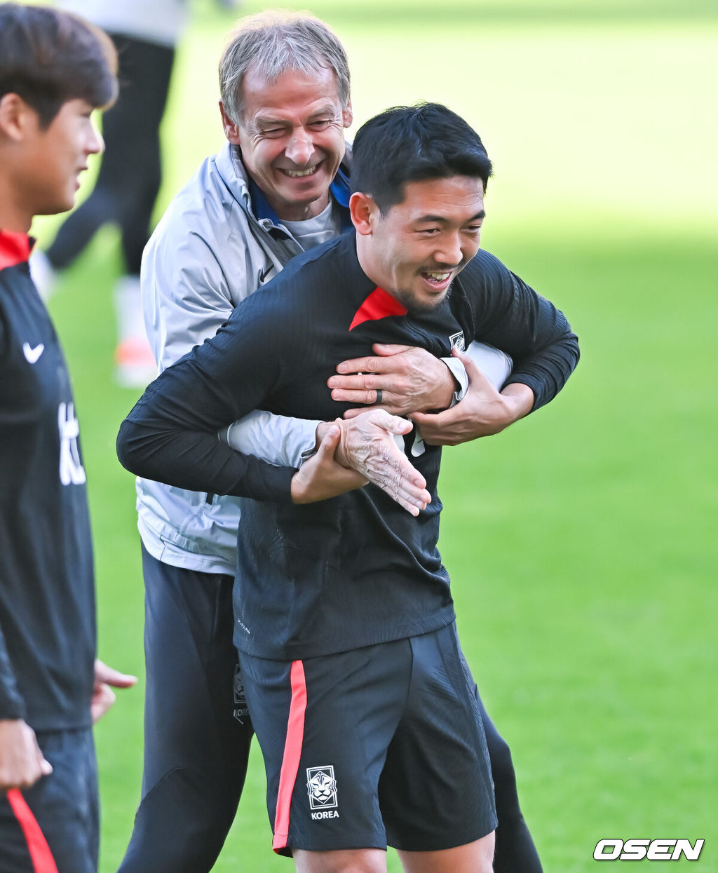  위르겐 클린스만 감독이 이끄는 대한민국 축구 국가대표팀이 16일 오후 수원월드컵경기장에서 베트남과의 평가전을 앞두고 공식 훈련을 가졌다. 클린스만 감독과 이기제에게 장난을 치고 있다  2023.10.16 / soul1014@osen.co.kr