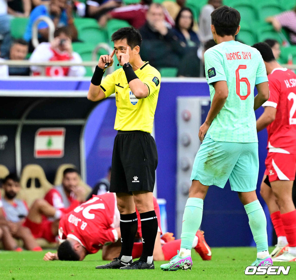 17일(현지시간) 카타르 도하 알투마마 스타디움에서 2023 아시아축구연맹(AFC) 아시안컵 A조 조별리그 2차전 레바논과 중국의 경기가 열렸다.전반 한국 고형진 주심이 중국 선수들에게 주의를 주고 있다. 2024.01.17 / jpnews.osen.co.kr