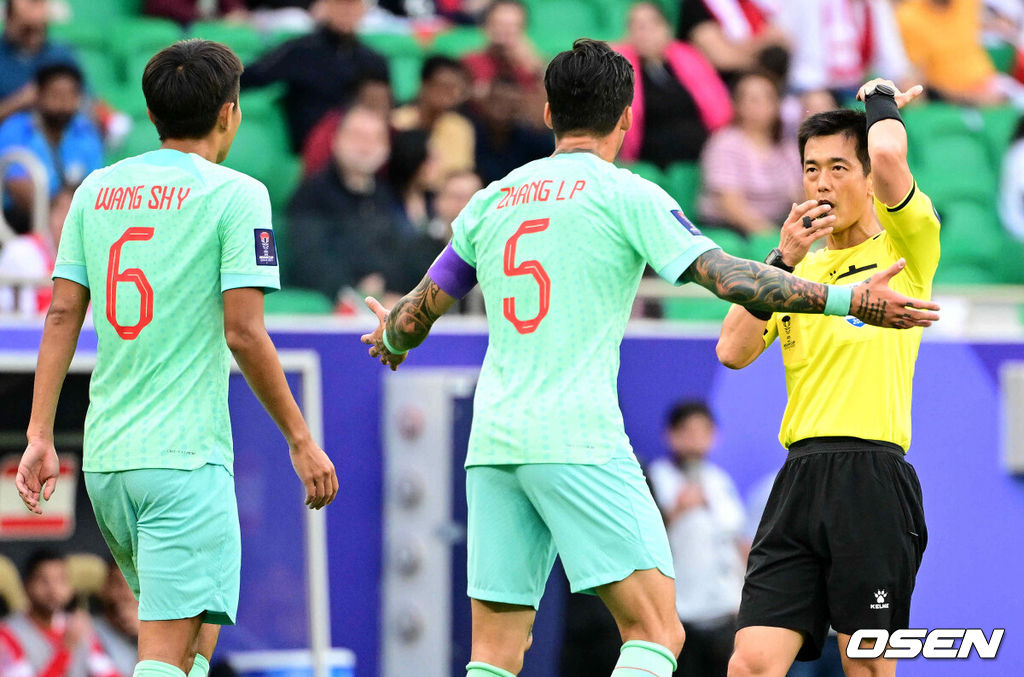 17일(현지시간) 카타르 도하 알투마마 스타디움에서 2023 아시아축구연맹(AFC) 아시안컵 A조 조별리그 2차전 레바논과 중국의 경기가 열렸다.전반 고형진 주심이 중국의 반칙을 선언하고 있다. 2024.01.17 / jpnews.osen.co.kr