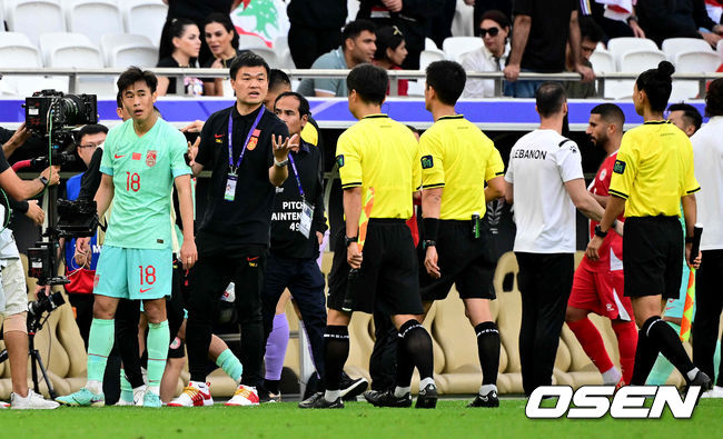 17일(현지시간) 카타르 도하 알투마마 스타디움에서 2023 아시아축구연맹(AFC) 아시안컵 A조 조별리그 2차전 레바논과 중국의 경기가 열렸다.전반 종료 후 중국 코치진이 고형진 주심에게 항의를 하고 있다. 2024.01.17 / jpnews.osen.co.kr