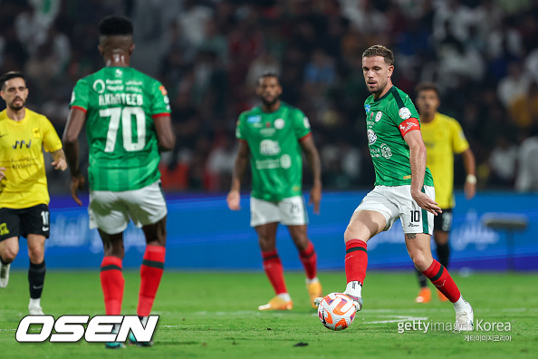 AL DAMMAM, SAUDI ARABIA - NOVEMBER 24: Jordan Henderson of Al Ettifaq with the ball during the Saudi Pro League match between Al-Ettifaq and Al-Ittihad at Al Ettifaq Stadium on November 24, 2023 in Al Dammam, Saudi Arabia. (Photo by Yasser Bakhsh/Getty Images)