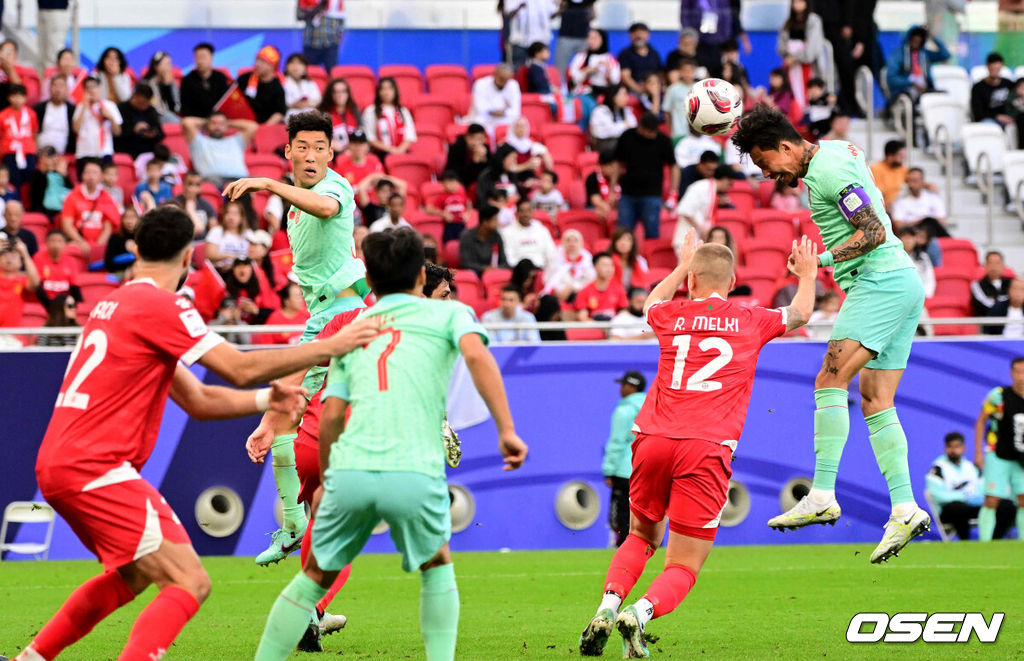 17일(현지시간) 카타르 도하 알투마마 스타디움에서 2023 아시아축구연맹(AFC) 아시안컵 A조 조별리그 2차전 레바논과 중국의 경기가 열렸다.후반 중국 장린펑이 헤더를 시도하고 있다. 2024.01.17 / jpnews.osen.co.kr