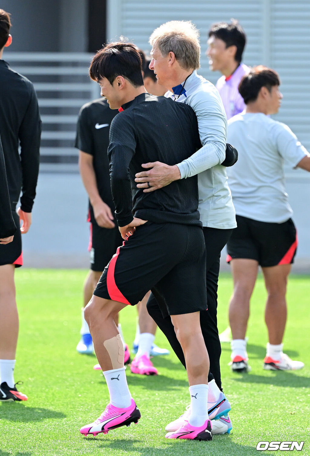 대한민국 축구대표팀이 18일(현지시간) 카타르 도하 알 에글라 트레이닝 센터에서 훈련을 가졌다. 오랜만에 축구화를 신고 나온 김진수가 클린스만 감독과 이야기 나누고 있다. 2024.01.18 / jpnews.osen.co.kr