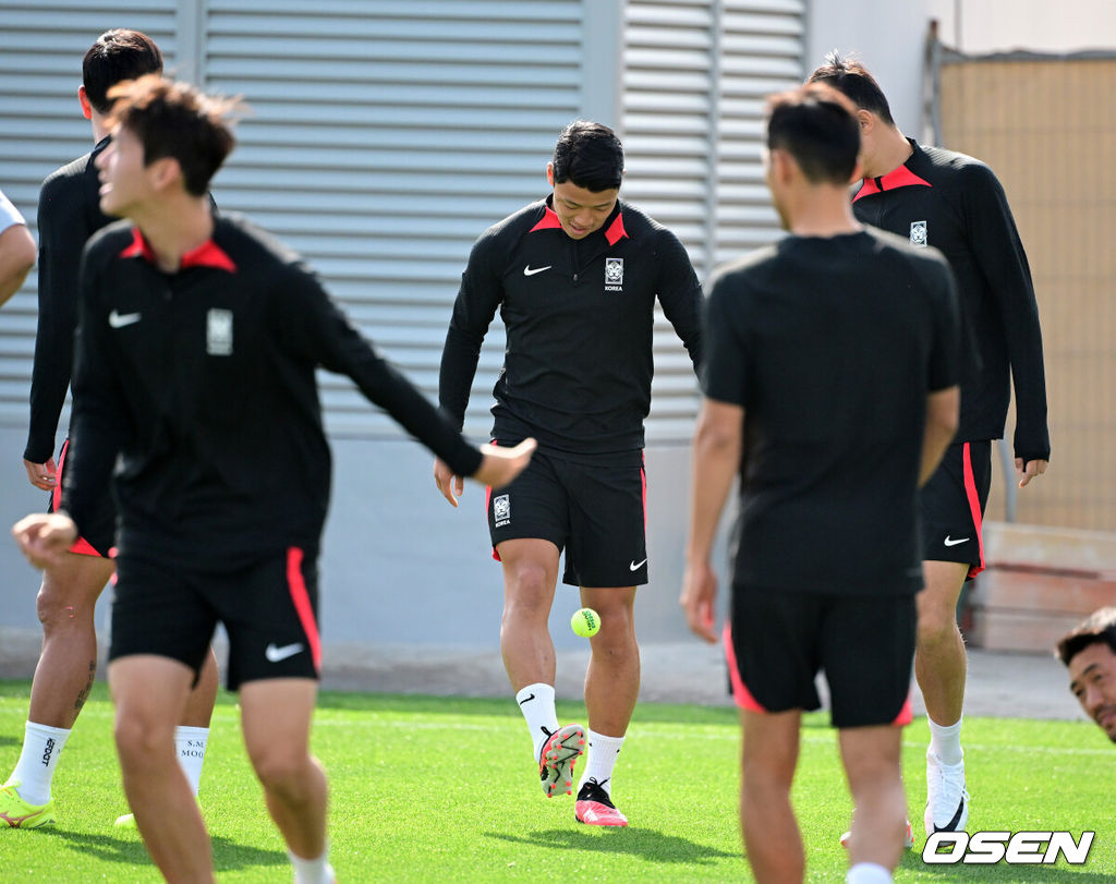 대한민국 축구대표팀이 18일(현지시간) 카타르 도하 알 에글라 트레이닝 센터에서 훈련을 가졌다.황희찬이 훈련에 앞서 피치에 들어서며 테니스공으로 트래핑을 하고 있다. 2024.01.18 / jpnews.osen.co.kr