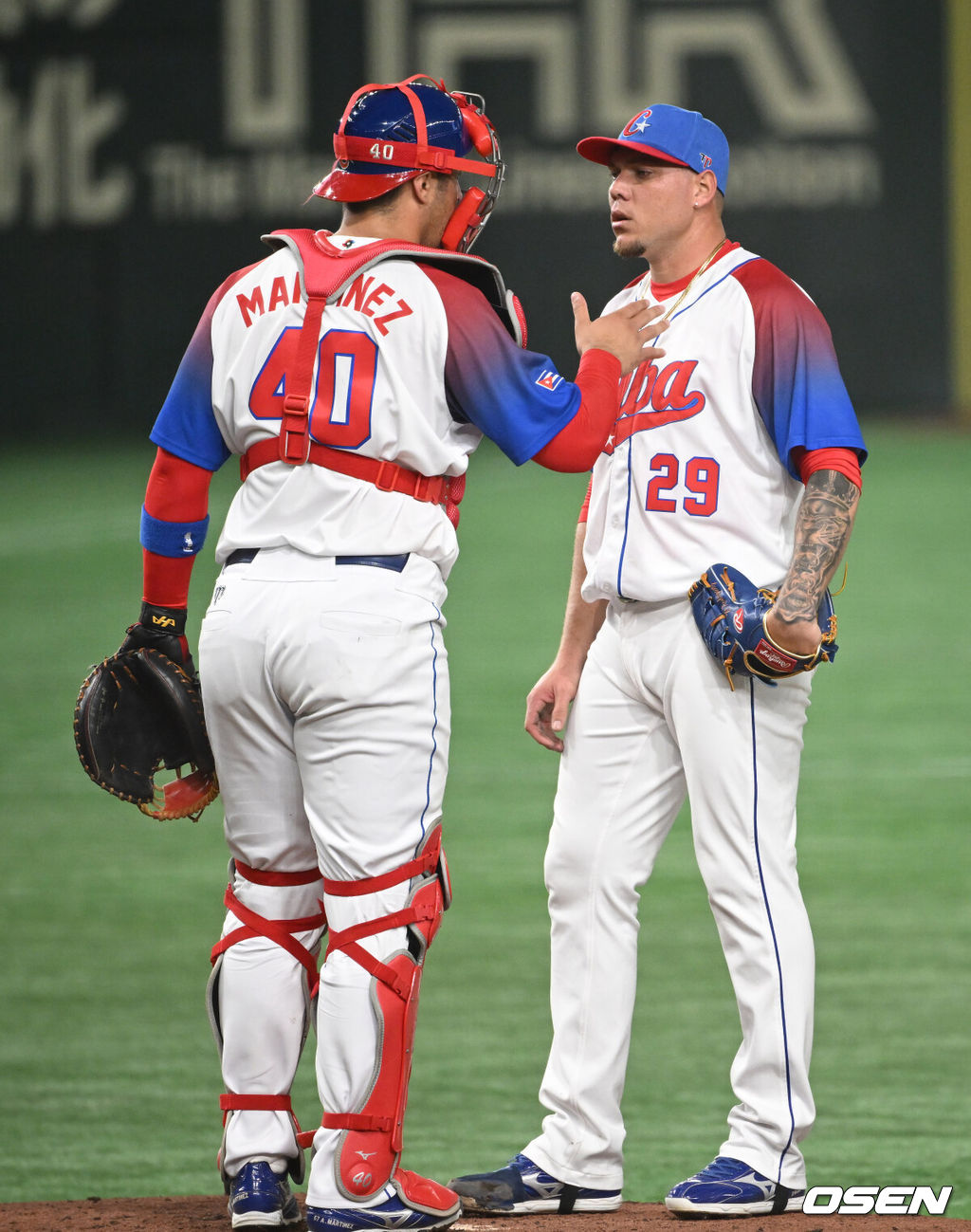 15일 도쿄 도쿄돔에서 2023 WBC(월드베이스볼클래식) 8강전 쿠바와 호주의 경기가 벌어졌다.3회초 2사 1,2루 쿠바 로드리메스가 2연속 볼넷을 내주자 포수가 마운드를 방문하고 있다.2023.03.15/spjj@osen.co.kr