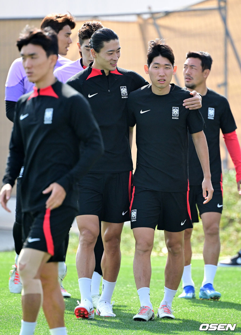 대한민국 축구대표팀이 18일(현지시간) 카타르 도하 알 에글라 트레이닝 센터에서 훈련을 가졌다.조규성, 홍현석이 훈련을 준비하고 있다. 2024.01.18 / jpnews.osen.co.kr