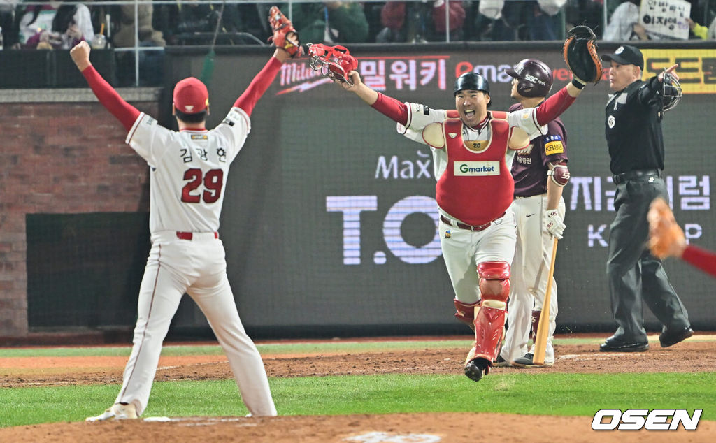 2022년 한국시리즈 우승 확정 순간 SSG 이재원이 김광현에게 달려가며 기뻐하고 있다. 2022.11.08 / foto0307@osen.co.kr