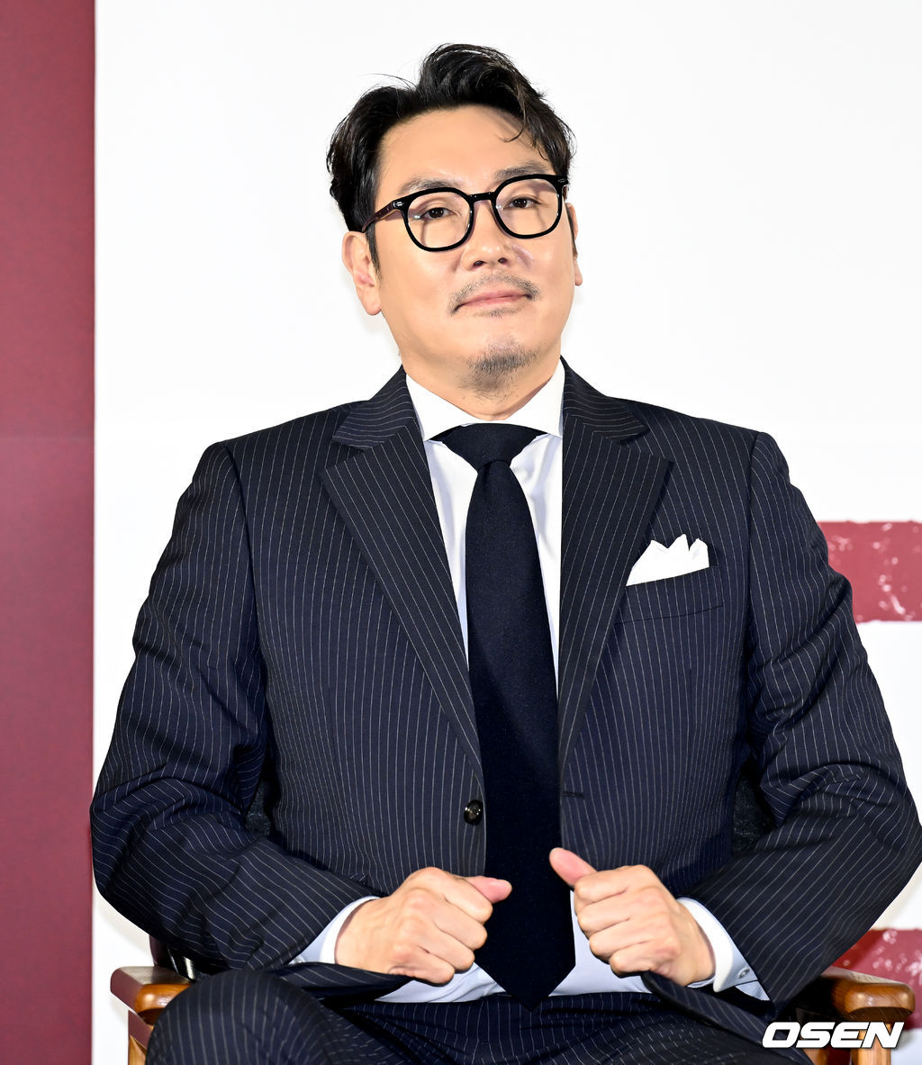 영화 ‘데드맨(감독 하준원)’ 제작보고회가 19일 오전 메가박스 성수에서 열렸다.'데드맨'은 이름값으로 돈을 버는 일명 바지사장계의 에이스가 1천억 횡령 누명을 쓰고 ‘죽은 사람’으로 살아가게 된 후, 이름 하나로 얽힌 사람들과 빼앗긴 인생을 되찾기 위해 추적에 나서는 이야기. 2월 7일 개봉.배우 조진웅이 착석하고 있다. 2024.01.19 /cej@osen.co.kr