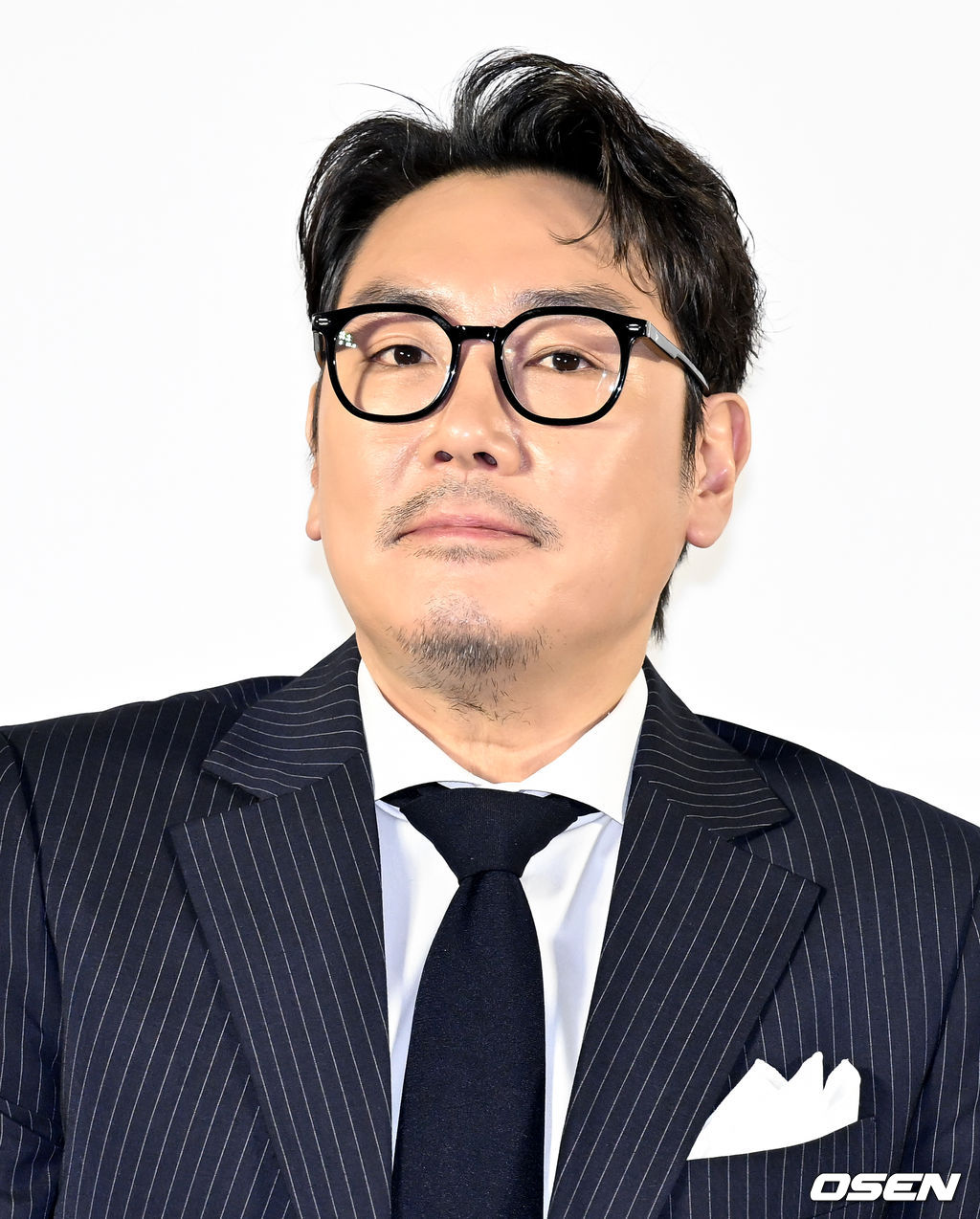 영화 ‘데드맨(감독 하준원)’ 제작보고회가 19일 오전 메가박스 성수에서 열렸다.'데드맨'은 이름값으로 돈을 버는 일명 바지사장계의 에이스가 1천억 횡령 누명을 쓰고 ‘죽은 사람’으로 살아가게 된 후, 이름 하나로 얽힌 사람들과 빼앗긴 인생을 되찾기 위해 추적에 나서는 이야기. 2월 7일 개봉.배우 조진웅이 착석하고 있다. 2024.01.19 /cej@osen.co.kr