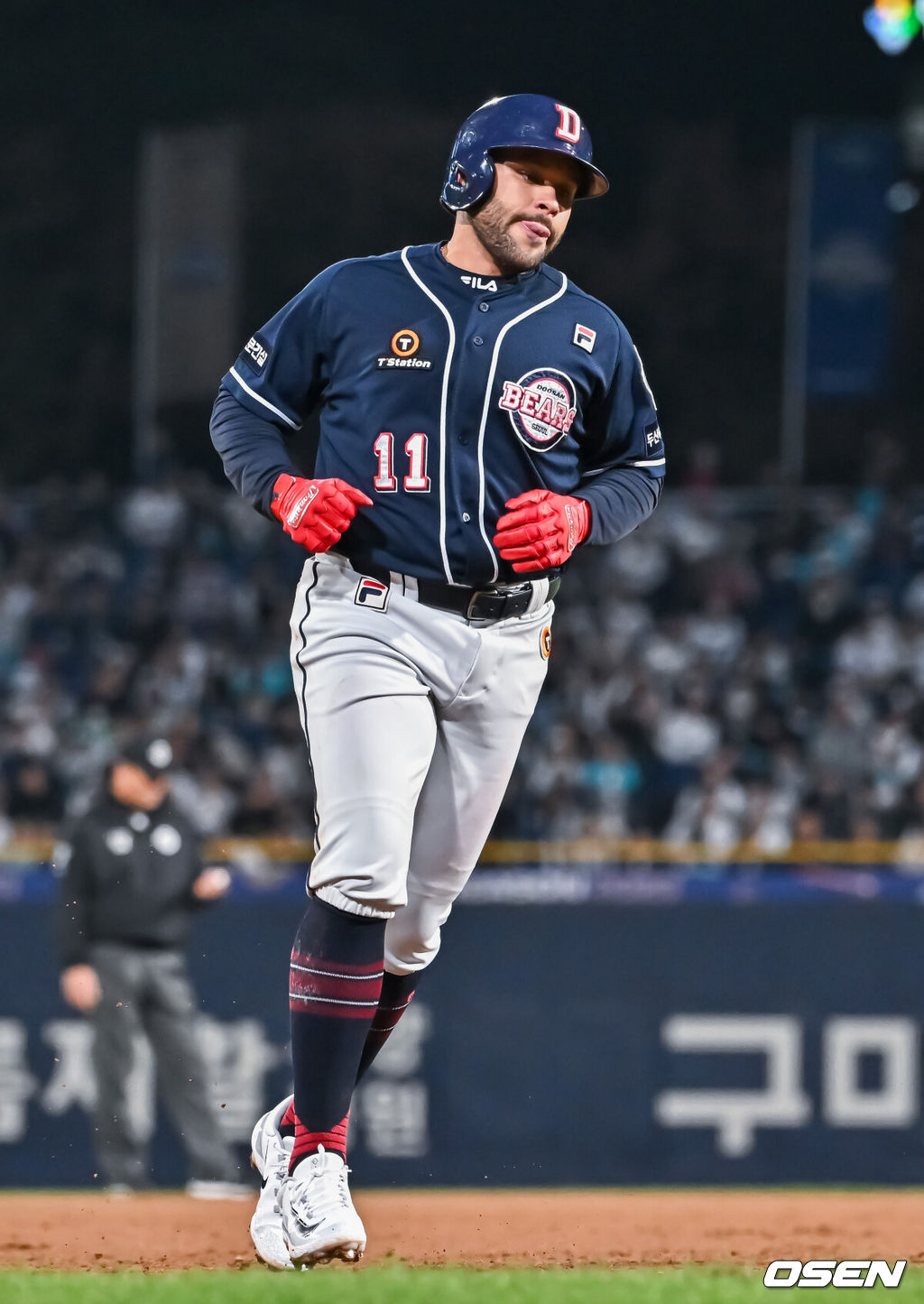 19일 오후 창원NC파크에서 ‘2023 KBO 포스트시즌 와일드카드 결정전 1차전 두산 베어스와 NC 다이노스의 경기가 열렸다.3회초 1사 두산 로하스가 솔로홈런을 날린뒤 베이스를 돌고 있다.   2023.10.19 / soul1014@osen.co.kr