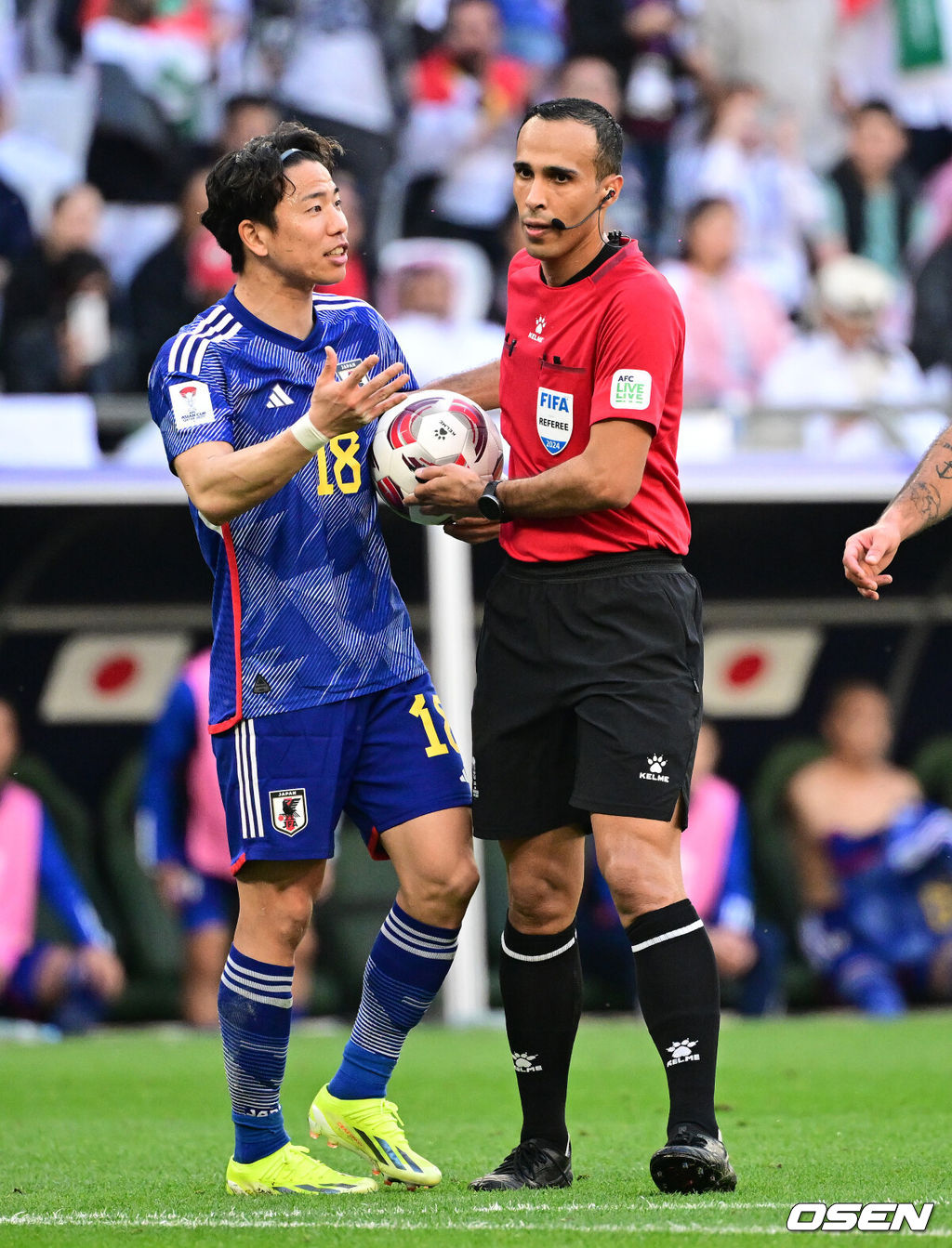 19일 오후 카타르 알 라이얀 에듀케이션 스타디움에서 2023 아시아축구연맹(AFC) 아시안컵 D조 조별리그 2차전 이라크와 일본의 경기가 열렸다.후반 일본 미나미노가 이라크 술라카 태클에 걸려 넘어져 페널티킥을 얻었지만 비디오 판독 끝에 번복되자 아쉬워하고 있다. 2024.01.19 / jpnews.osen.co.kr