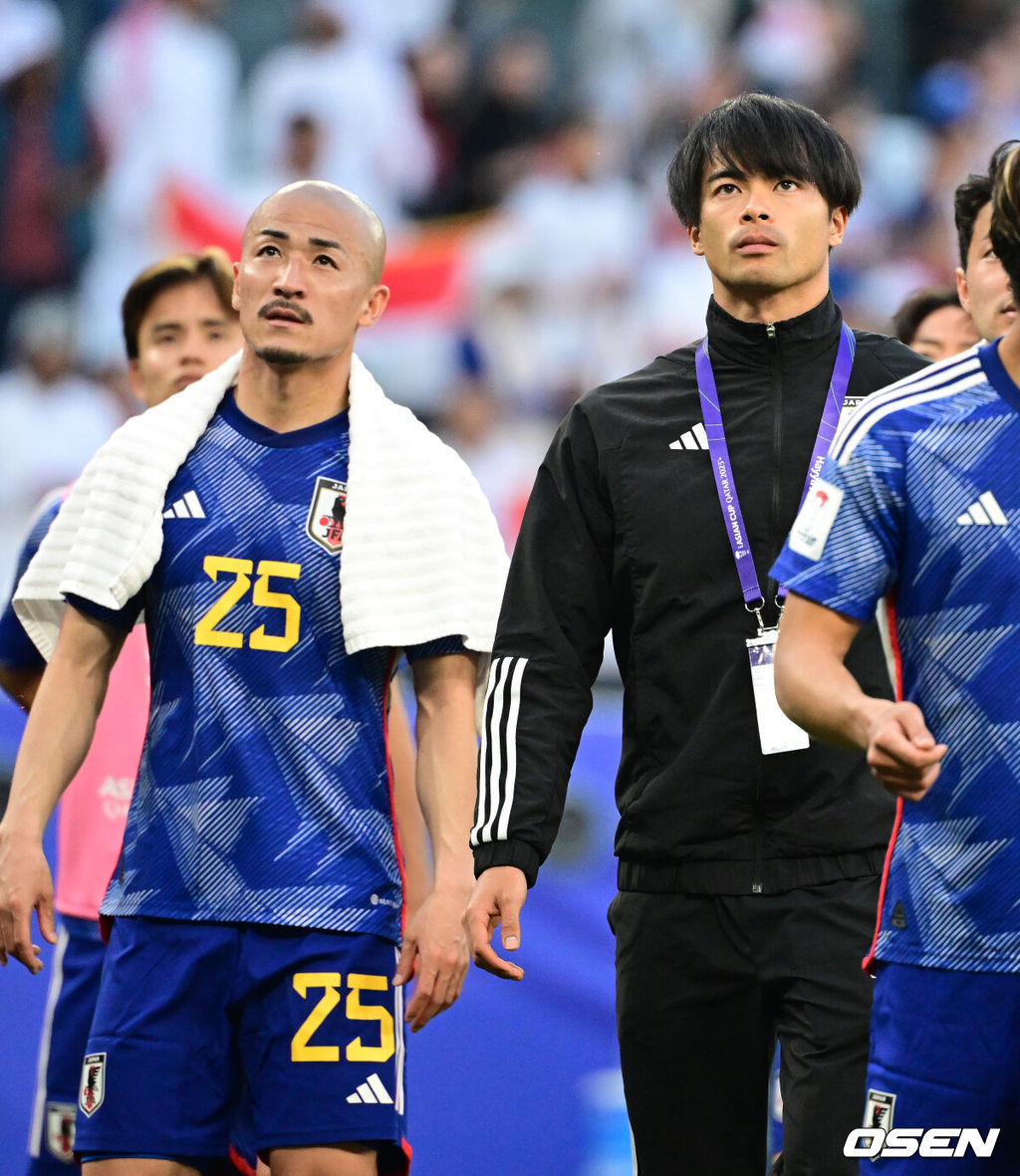 아시아 최강을 자부하던 일본이 제대로 쓰러졌다.국제축구연맹(FIFA) 랭킹 17위 일본 축구대표팀은 19일 오후 8시 30분(한국시간) 카타르 알라이얀 에듀케이션 시티 스타디움에서 열린 2023 아시아축구연맹(AFC) 아시안컵 D조 2차전에서 FIFA 랭킹 63위 이라크에 1-2로 패했다.이로써 일본은 1승 1패, 승점 3점으로 조 2위에 자리했다. 이라크가 2승, 승점 6점으로 1위를 차지했다. 일본은 마지막 3차전에서 신태용 감독이 이끄는 인도네시아를 반드시 꺾어야 하게 됐다.일본 미토마, 마에다가 패배를 아쉬워하고 있다. 2024.01.19 / jpnews.osen.co.kr