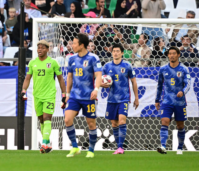 아시아 최강을 자부하던 일본이 제대로 쓰러졌다.국제축구연맹(FIFA) 랭킹 17위 일본 축구대표팀은 19일 오후 8시 30분(한국시간) 카타르 알라이얀 에듀케이션 시티 스타디움에서 열린 2023 아시아축구연맹(AFC) 아시안컵 D조 2차전에서 FIFA 랭킹 63위 이라크에 1-2로 패했다.이로써 일본은 1승 1패, 승점 3점으로 조 2위에 자리했다. 이라크가 2승, 승점 6점으로 1위를 차지했다. 일본은 마지막 3차전에서 신태용 감독이 이끄는 인도네시아를 반드시 꺾어야 하게 됐다.전반 일본 스즈키를 비롯한 선수들이 이라크 후세인의 선제골에 아쉬워하고 있다. 2024.01.19 / jpnews.osen.co.kr