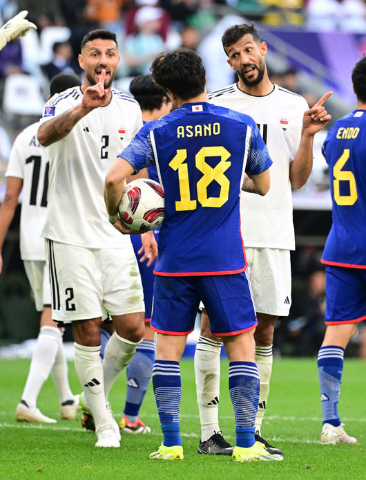 아시아 최강을 자부하던 일본이 제대로 쓰러졌다.국제축구연맹(FIFA) 랭킹 17위 일본 축구대표팀은 19일 오후 8시 30분(한국시간) 카타르 알라이얀 에듀케이션 시티 스타디움에서 열린 2023 아시아축구연맹(AFC) 아시안컵 D조 2차전에서 FIFA 랭킹 63위 이라크에 1-2로 패했다.이로써 일본은 1승 1패, 승점 3점으로 조 2위에 자리했다. 이라크가 2승, 승점 6점으로 1위를 차지했다. 일본은 마지막 3차전에서 신태용 감독이 이끄는 인도네시아를 반드시 꺾어야 하게 됐다.후반 일본 아사노가 이라크 술라카의 태클에 걸려 넘어져 페널티킥을 얻어냈다. 비디오 판독이 진행되는 동안 이라크 선수들이 아사노에게 파울이 아님을 손짓하고 있다. 비디오 판독 결과 페널티킥 번복. 2024.01.19 / jpnews.osen.co.kr